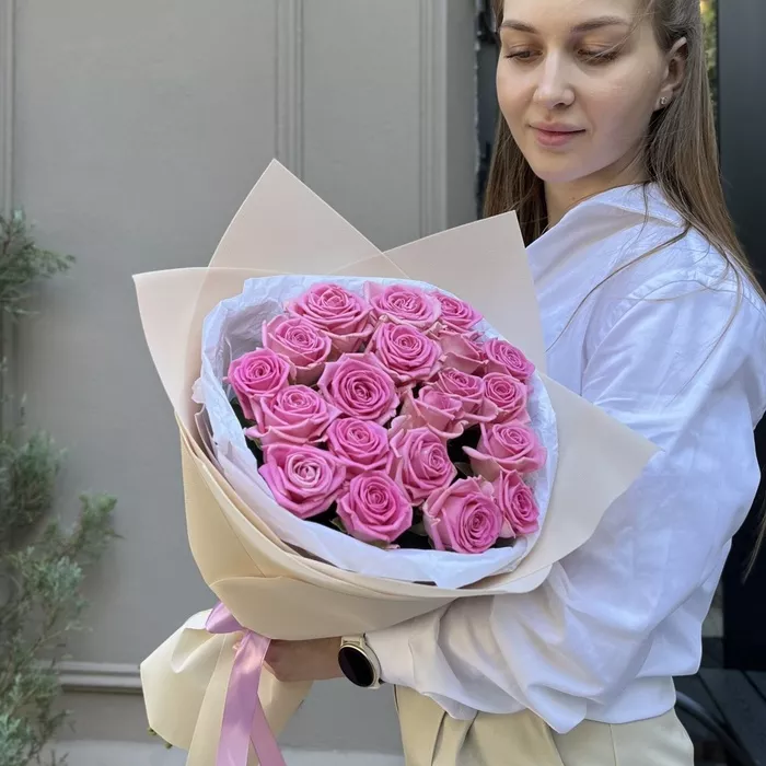19 розовых роз
